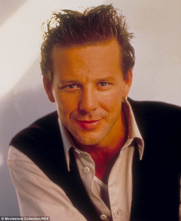 Αγνώριστος ο Μίκι Ρουρκ με κολάν έξω από γυμναστήριο [εικόνες] | iefimerida.gr 4