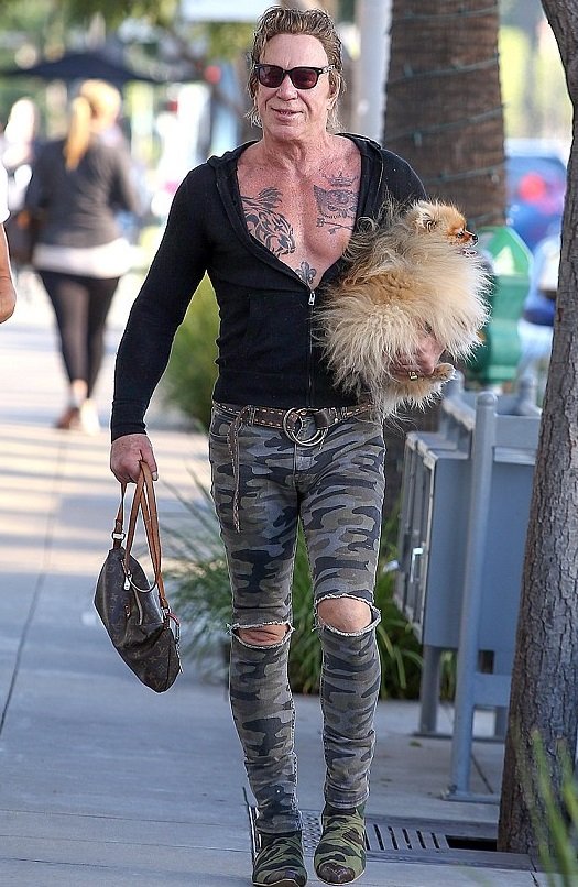 Η σοκαριστική εμφάνιση του Μίκι Ρουρκ -Αγνώριστος από τις πλαστικές, με απερίγραπτο ντύσιμο [εικόνες] | iefimerida.gr 0