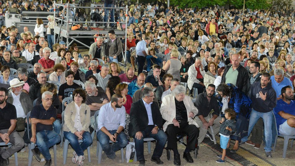 Στο Φεστιβάλ της ΚΝΕ ο Μίκης Θεοδωράκης -Τα δώρα που αντάλλαξε με τον Κουτσούμπα [εικόνες]  | iefimerida.gr 4