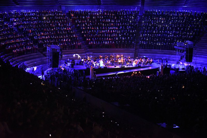 Αποθέωσαν τον Θεοδωράκη στο Καλλιμάρμαρο -Σηκώθηκε να χαιρετίσει το κοινό [εικόνες & βίντεο] | iefimerida.gr 13