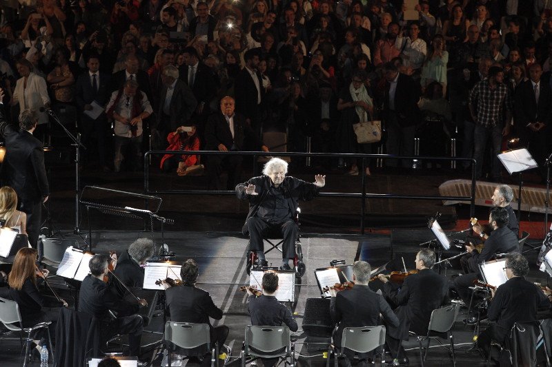 Αποθέωσαν τον Θεοδωράκη στο Καλλιμάρμαρο -Σηκώθηκε να χαιρετίσει το κοινό [εικόνες & βίντεο] | iefimerida.gr 0