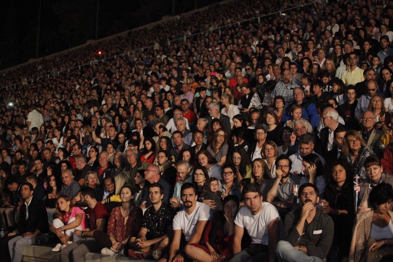 Αποθέωσαν τον Θεοδωράκη στο Καλλιμάρμαρο -Σηκώθηκε να χαιρετίσει το κοινό [εικόνες & βίντεο] | iefimerida.gr 14