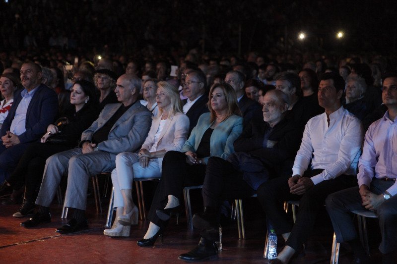 Αποθέωσαν τον Θεοδωράκη στο Καλλιμάρμαρο -Σηκώθηκε να χαιρετίσει το κοινό [εικόνες & βίντεο] | iefimerida.gr 12