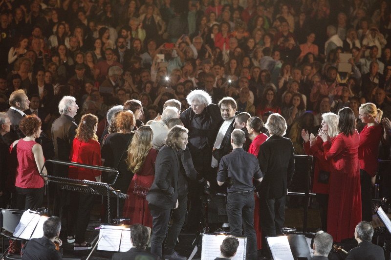 Αποθέωσαν τον Θεοδωράκη στο Καλλιμάρμαρο -Σηκώθηκε να χαιρετίσει το κοινό [εικόνες & βίντεο] | iefimerida.gr 6