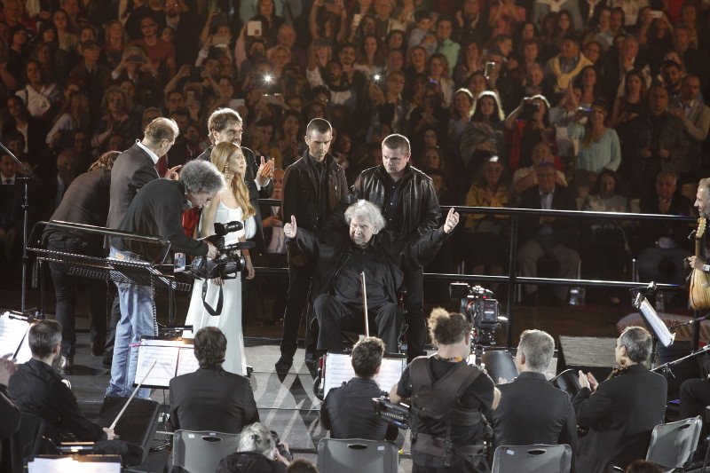 Αποθέωσαν τον Θεοδωράκη στο Καλλιμάρμαρο -Σηκώθηκε να χαιρετίσει το κοινό [εικόνες & βίντεο] | iefimerida.gr 1
