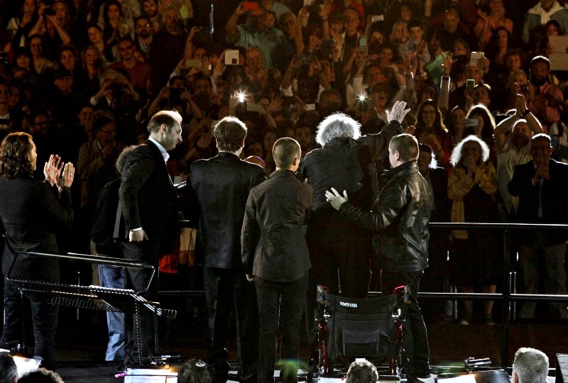 Αποθέωσαν τον Θεοδωράκη στο Καλλιμάρμαρο -Σηκώθηκε να χαιρετίσει το κοινό [εικόνες & βίντεο] | iefimerida.gr 7