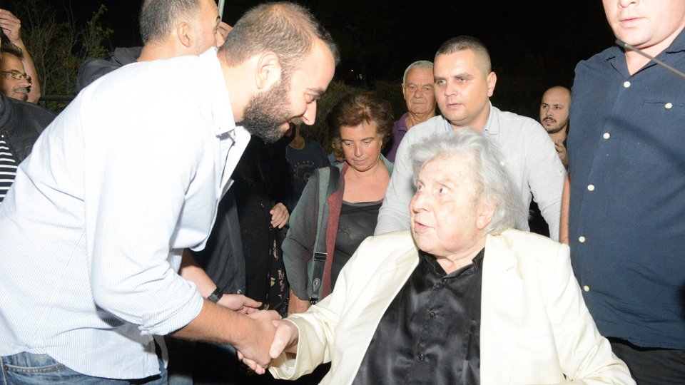 Στο Φεστιβάλ της ΚΝΕ ο Μίκης Θεοδωράκης -Τα δώρα που αντάλλαξε με τον Κουτσούμπα [εικόνες]  | iefimerida.gr 3