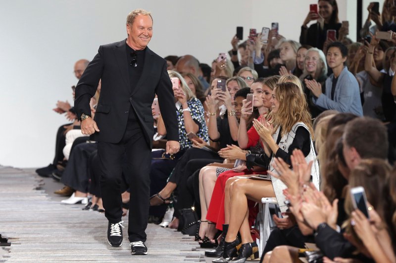 Τέλος οι αληθινές γούνες για τον οίκο Michael Kors - Στα βήματα της Gucci, Armani και Calvin Klein [εικόνες] | iefimerida.gr 0