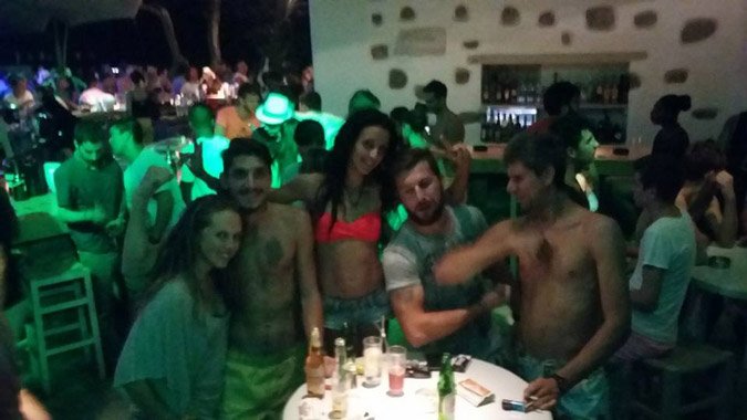 Φωτογραφία ντοκουμέντο από τη Μύκονο: Λίγα λεπτά πριν ο μπράβος ξυλοκοπήσει τον 31χρονο Κύπριο [εικόνα] | iefimerida.gr 0