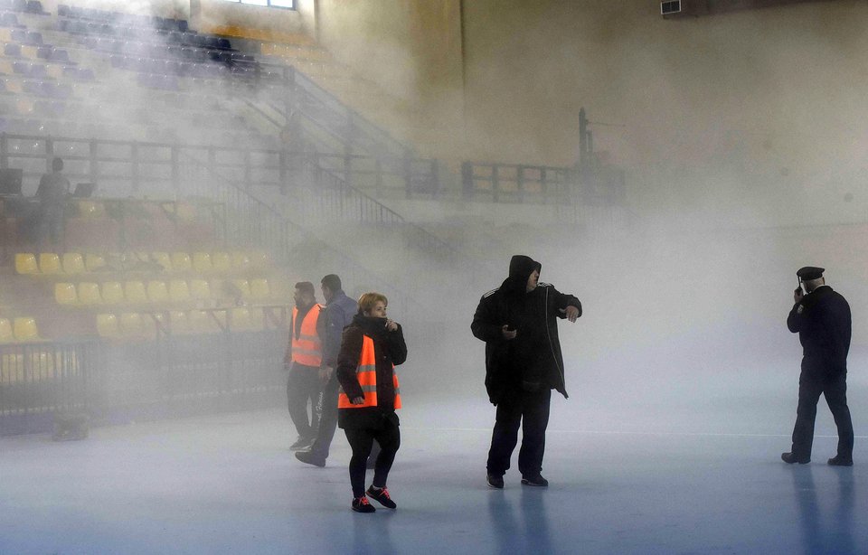 Συλλήψεις σε αγώνα χαντμπολ γυναικών -Κουκουλοφόροι επιτέθηκαν σε φιλάθλους και προκάλεσαν φθορές [εικόνες] | iefimerida.gr 0