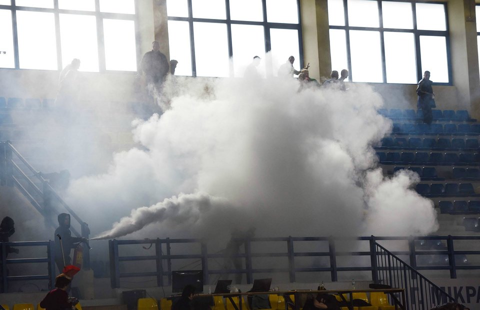 Συλλήψεις σε αγώνα χαντμπολ γυναικών -Κουκουλοφόροι επιτέθηκαν σε φιλάθλους και προκάλεσαν φθορές [εικόνες] | iefimerida.gr 1