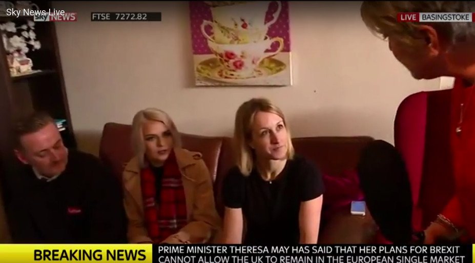 Το μικρόφωνο-γίγας δημοσιογράφου του Sky News -Σαν... μίνι αερόστατο [εικόνες] | iefimerida.gr 2