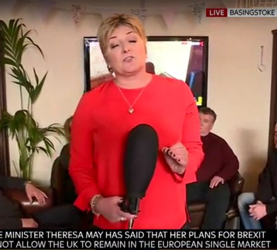 Το μικρόφωνο-γίγας δημοσιογράφου του Sky News -Σαν... μίνι αερόστατο [εικόνες] | iefimerida.gr 0