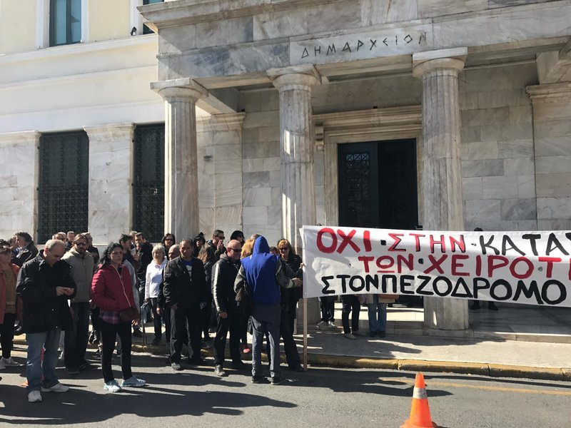 Εδιωξαν τους μικροπωλητές από τον πεζόδρομο της Αποστόλου Παύλου -Διαμαρτυρία στο δημαρχείο | iefimerida.gr 7