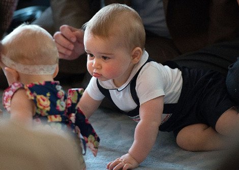 Πρίγκιπας Τζορτζ: Ο,τι φορά γίνεται παγκόσμια παιδική μόδα -Ξεπούλησε η σαλοπέτα με το καραβάκι [εικόνες] | iefimerida.gr 3