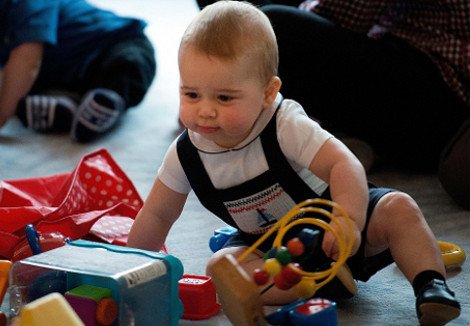 Πρίγκιπας Τζορτζ: Ο,τι φορά γίνεται παγκόσμια παιδική μόδα -Ξεπούλησε η σαλοπέτα με το καραβάκι [εικόνες] | iefimerida.gr 12