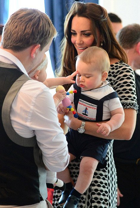 Πρίγκιπας Τζορτζ: Ο,τι φορά γίνεται παγκόσμια παιδική μόδα -Ξεπούλησε η σαλοπέτα με το καραβάκι [εικόνες] | iefimerida.gr 13