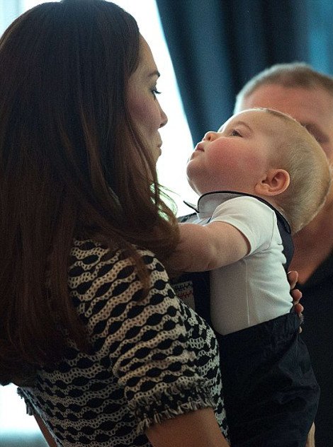 Πρίγκιπας Τζορτζ: Ο,τι φορά γίνεται παγκόσμια παιδική μόδα -Ξεπούλησε η σαλοπέτα με το καραβάκι [εικόνες] | iefimerida.gr 16