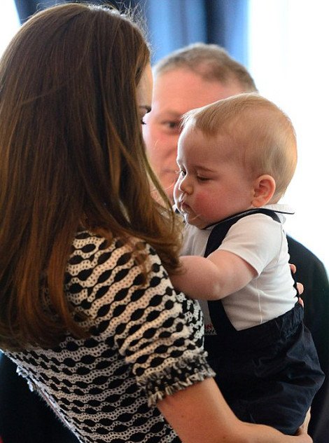 Πρίγκιπας Τζορτζ: Ο,τι φορά γίνεται παγκόσμια παιδική μόδα -Ξεπούλησε η σαλοπέτα με το καραβάκι [εικόνες] | iefimerida.gr 17