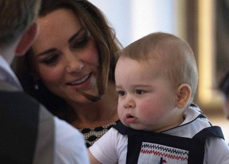 Πρίγκιπας Τζορτζ: Ο,τι φορά γίνεται παγκόσμια παιδική μόδα -Ξεπούλησε η σαλοπέτα με το καραβάκι [εικόνες] | iefimerida.gr 18