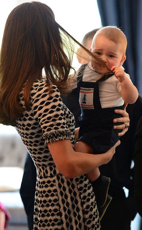 Πρίγκιπας Τζορτζ: Ο,τι φορά γίνεται παγκόσμια παιδική μόδα -Ξεπούλησε η σαλοπέτα με το καραβάκι [εικόνες] | iefimerida.gr 19