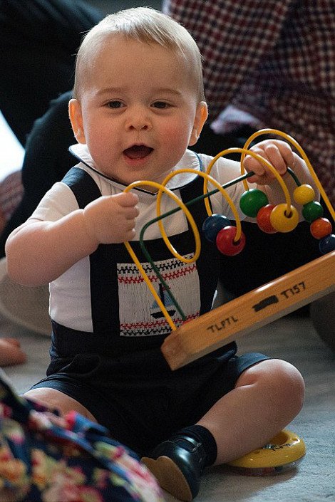 Πρίγκιπας Τζορτζ: Ο,τι φορά γίνεται παγκόσμια παιδική μόδα -Ξεπούλησε η σαλοπέτα με το καραβάκι [εικόνες] | iefimerida.gr 4