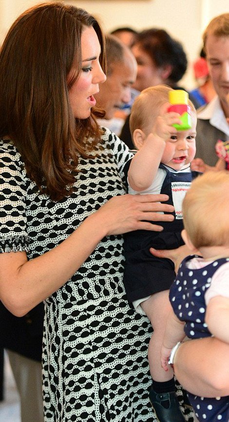 Πρίγκιπας Τζορτζ: Ο,τι φορά γίνεται παγκόσμια παιδική μόδα -Ξεπούλησε η σαλοπέτα με το καραβάκι [εικόνες] | iefimerida.gr 7