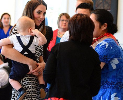 Πρίγκιπας Τζορτζ: Ο,τι φορά γίνεται παγκόσμια παιδική μόδα -Ξεπούλησε η σαλοπέτα με το καραβάκι [εικόνες] | iefimerida.gr 8