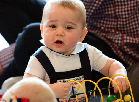 Πρίγκιπας Τζορτζ: Ο,τι φορά γίνεται παγκόσμια παιδική μόδα -Ξεπούλησε η σαλοπέτα με το καραβάκι [εικόνες] | iefimerida.gr 9