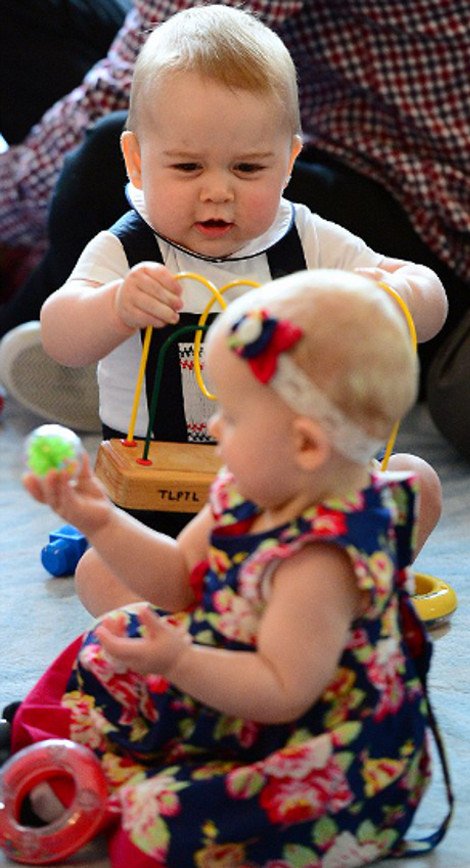 Πρίγκιπας Τζορτζ: Ο,τι φορά γίνεται παγκόσμια παιδική μόδα -Ξεπούλησε η σαλοπέτα με το καραβάκι [εικόνες] | iefimerida.gr 10