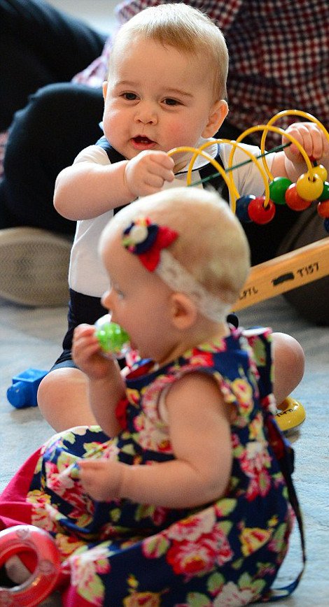 Πρίγκιπας Τζορτζ: Ο,τι φορά γίνεται παγκόσμια παιδική μόδα -Ξεπούλησε η σαλοπέτα με το καραβάκι [εικόνες] | iefimerida.gr 11