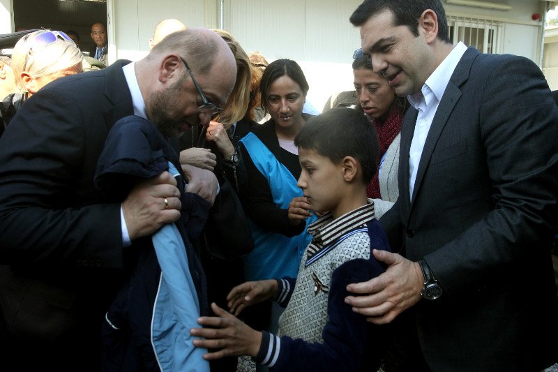 Ο μικρός πρόσφυγας που ζητούσε λεφτά στον Σουλτς, έγινε κολλητός του -Δείτε αγκαλιές και αγάπη [εικόνες] | iefimerida.gr 11