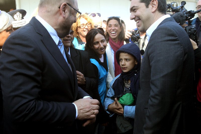 Ο μικρός πρόσφυγας που ζητούσε λεφτά στον Σουλτς, έγινε κολλητός του -Δείτε αγκαλιές και αγάπη [εικόνες] | iefimerida.gr 12