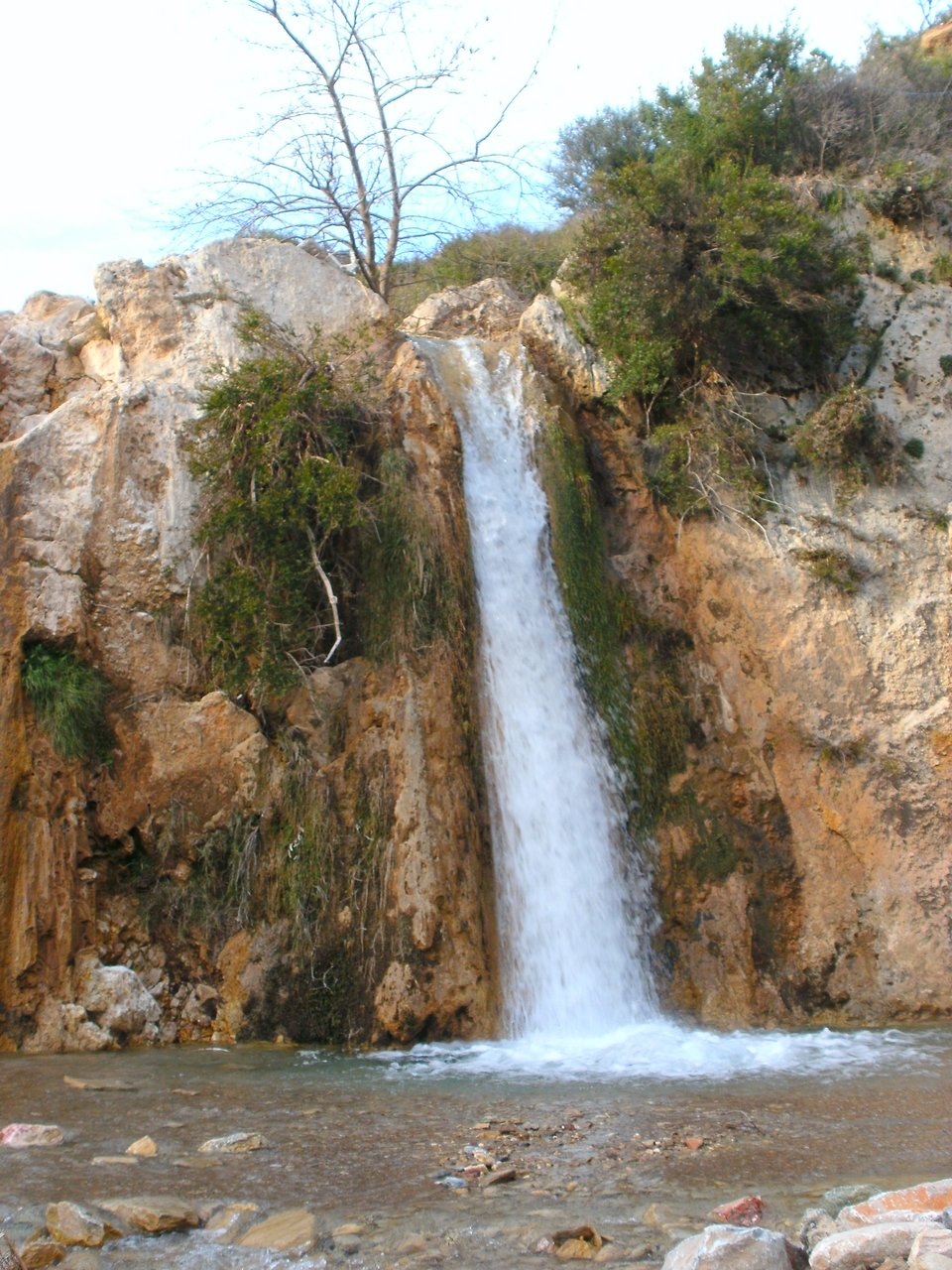 Κι όμως, σε απόσταση μισής ώρας από την Ομόνοια υπάρχει καταρράκτης -Μια άγνωστη, μαγική γωνιά στην Πεντέλη [εικόνες & βίντεο] | iefimerida.gr 2