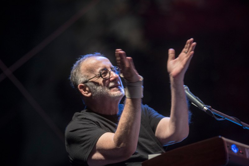 Σπάνια εμφάνιση του Ανδρέα Μικρούτσικου -Αλλαγμένος, στη συναυλία του αδελφού του [εικόνες] | iefimerida.gr 2