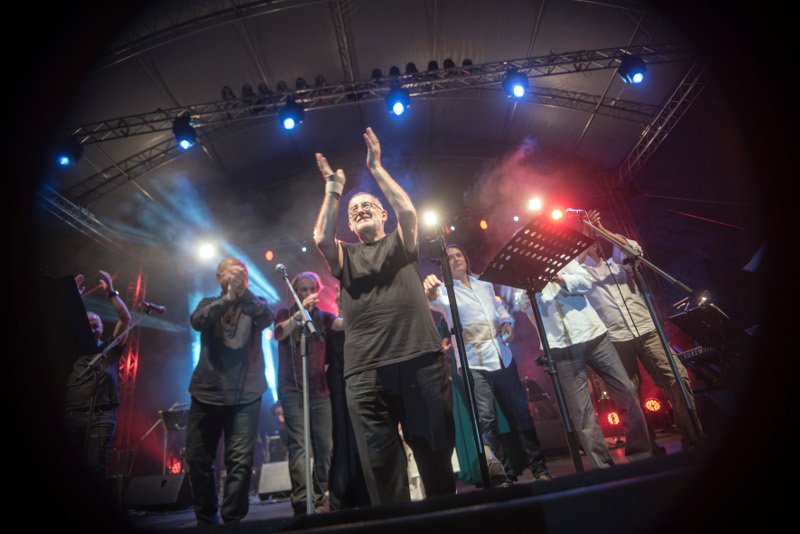 Σπάνια εμφάνιση του Ανδρέα Μικρούτσικου -Αλλαγμένος, στη συναυλία του αδελφού του [εικόνες] | iefimerida.gr 3