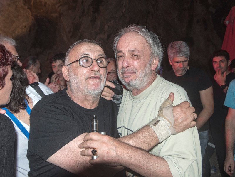 Σπάνια εμφάνιση του Ανδρέα Μικρούτσικου -Αλλαγμένος, στη συναυλία του αδελφού του [εικόνες] | iefimerida.gr 0