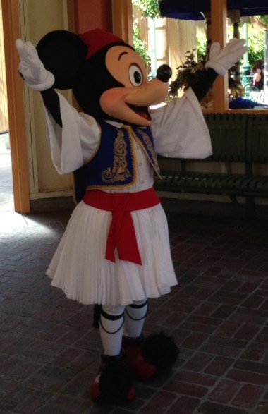 O Μίκυ φουστανελάς, η Μίνι σέρνει το χορό - Ελληνικό γλέντι στην Disneyland [εικόνες] | iefimerida.gr 3