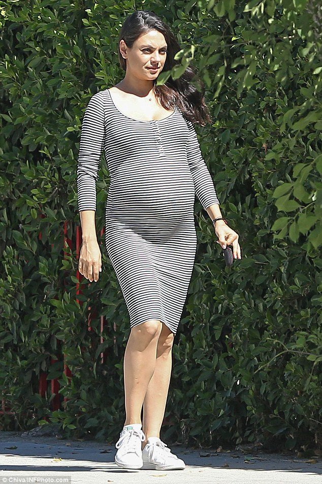 Περιμένει αγοράκι η Μίλα Κούνις -Με στενό φόρεμα στους δρόμους του Λ.Α. [εικόνες]  | iefimerida.gr 0