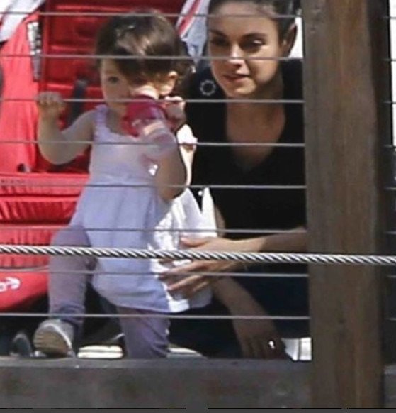 Κι άλλη εγκυμοσύνη στο Χόλιγουντ -Η Μίλα Κούνις έγκυος στο δεύτερο παιδί του Κούτσερ [εικόνες] | iefimerida.gr 2