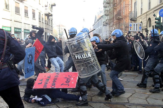 Ξύλο έξω από τη Σκάλα του Μιλάνου – Δύο διαδηλωτές και ένας αστυνομικός τραυματίες [εικόνες & βίντεο] | iefimerida.gr 0