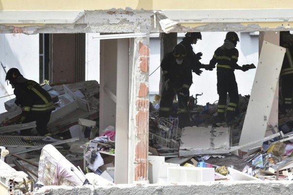 Κατέρρευσε πολυκατοικία στο Μιλάνο – 3 νεκροί [εικόνες-σοκ] | iefimerida.gr 0