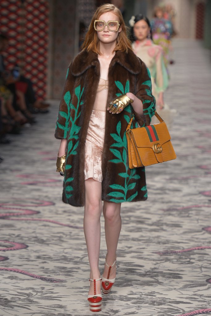 Εβδομάδα Μόδας Μιλάνου: Η δυναμική επιστροφή των 90s -Το τολμηρό συναντά το συντηρητικό [εικόνες] | iefimerida.gr 1