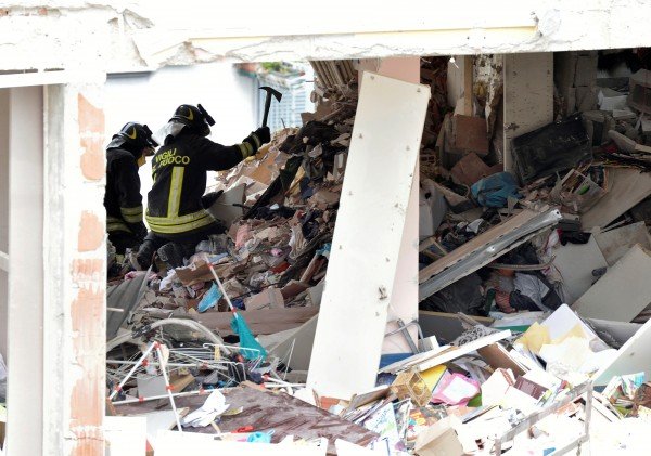 Κατέρρευσε πολυκατοικία στο Μιλάνο – 3 νεκροί [εικόνες-σοκ] | iefimerida.gr 2