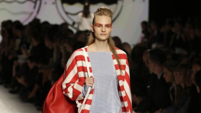 Εβδομάδα Μόδας Μιλάνου: Η δυναμική επιστροφή των 90s -Το τολμηρό συναντά το συντηρητικό [εικόνες] | iefimerida.gr 3