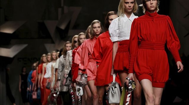 Εβδομάδα Μόδας Μιλάνου: Η δυναμική επιστροφή των 90s -Το τολμηρό συναντά το συντηρητικό [εικόνες] | iefimerida.gr 4