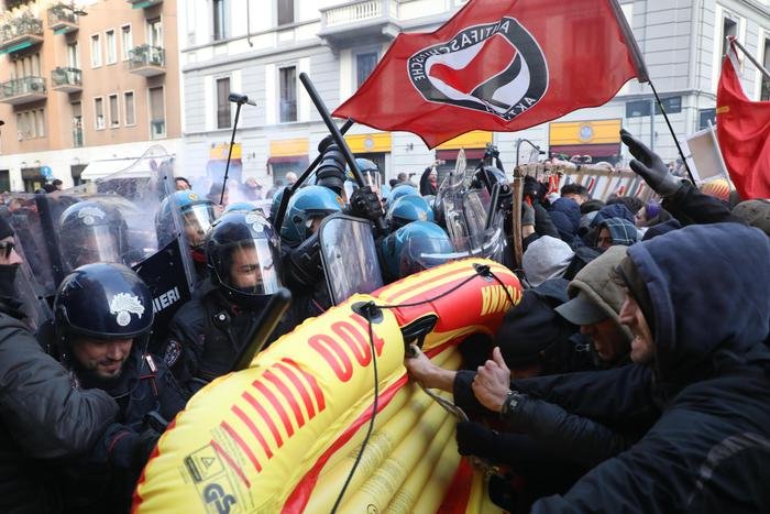 Συγκρούσεις αστυνομίας-ακροαριστερών στο Μιλάνο με ασπίδα... φουσκωτές βάρκες [εικόνες & βίντεο] | iefimerida.gr 0