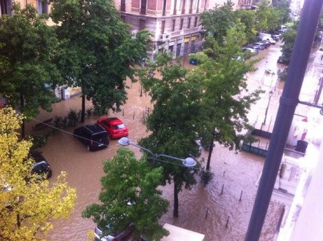 «Πνίγηκε» το Μιλάνο: «Ποτάμια» οι δρόμοι από τη συνεχή βροχόπτωση -Eχει παραλύσει το οδικό δίκτυο [βίντεο&εικόνες] | iefimerida.gr 2