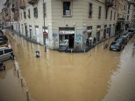 «Πνίγηκε» το Μιλάνο: «Ποτάμια» οι δρόμοι από τη συνεχή βροχόπτωση -Eχει παραλύσει το οδικό δίκτυο [βίντεο&εικόνες] | iefimerida.gr 1