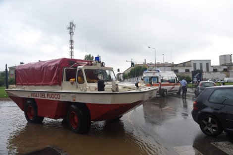 «Πνίγηκε» το Μιλάνο: «Ποτάμια» οι δρόμοι από τη συνεχή βροχόπτωση -Eχει παραλύσει το οδικό δίκτυο [βίντεο&εικόνες] | iefimerida.gr 0